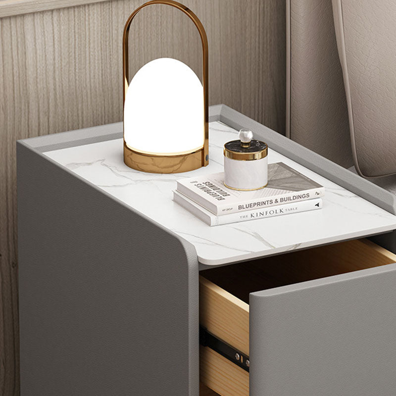 Table de chevet mobile à 2 tiroirs pour chambre, style scandinave contemporain, rectangulaire étroit, plateau en roche, bois de pin massif, panneau multicouche, griffoir pour chat en cuir et quincaillerie 