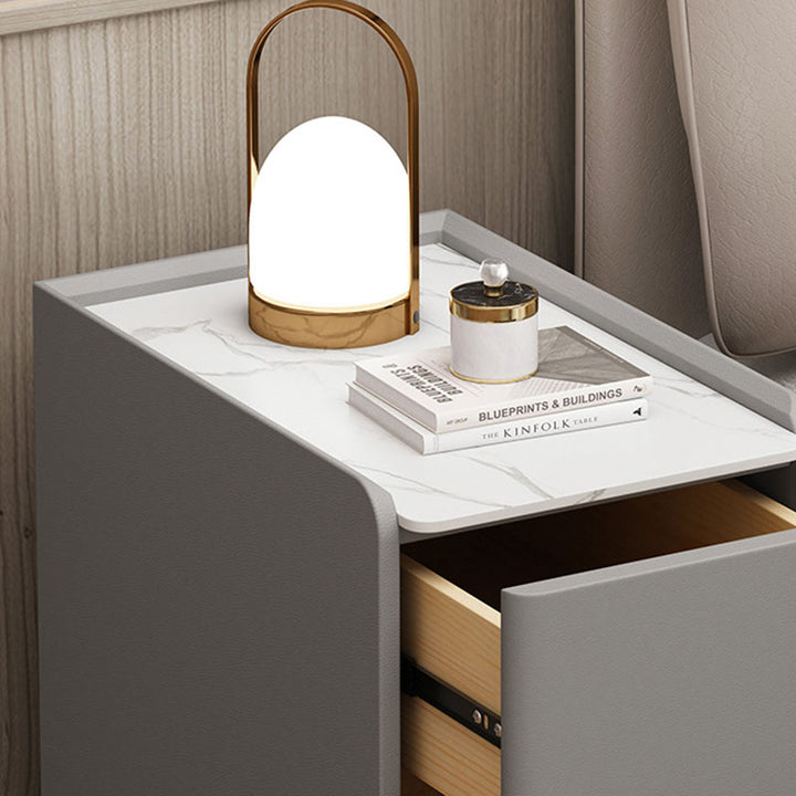 Table de chevet mobile à 2 tiroirs pour chambre, style scandinave contemporain, rectangulaire étroit, plateau en roche, bois de pin massif, panneau multicouche, griffoir pour chat en cuir et quincaillerie 