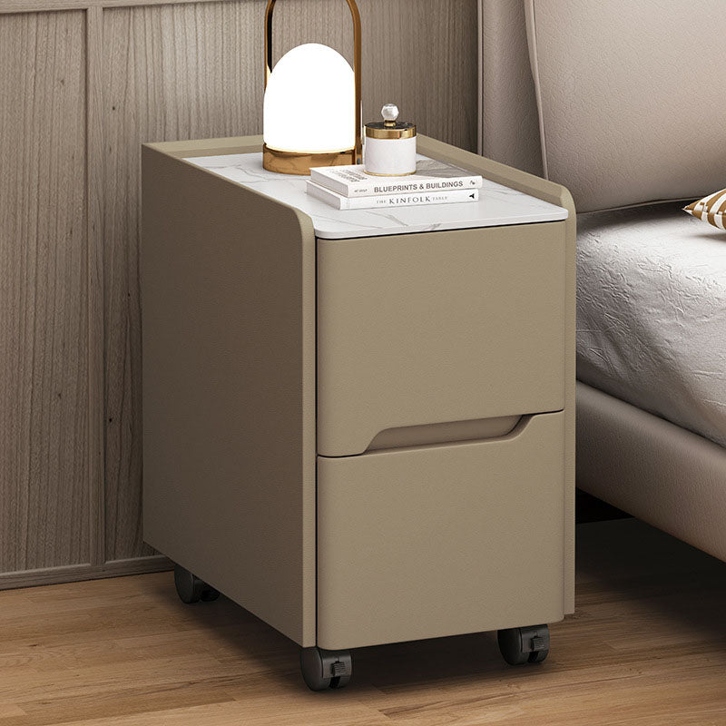 Table de chevet mobile à 2 tiroirs pour chambre, style scandinave contemporain, rectangulaire étroit, plateau en roche, bois de pin massif, panneau multicouche, griffoir pour chat en cuir et quincaillerie 
