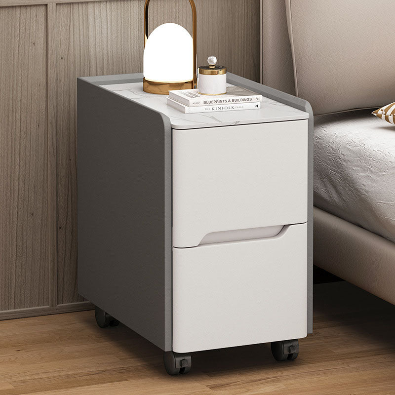 Table de chevet mobile à 2 tiroirs pour chambre, style scandinave contemporain, rectangulaire étroit, plateau en roche, bois de pin massif, panneau multicouche, griffoir pour chat en cuir et quincaillerie 