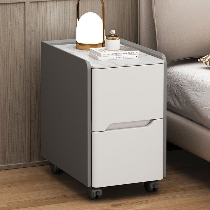 Table de chevet mobile à 2 tiroirs pour chambre, style scandinave contemporain, rectangulaire étroit, plateau en roche, bois de pin massif, panneau multicouche, griffoir pour chat en cuir et quincaillerie 