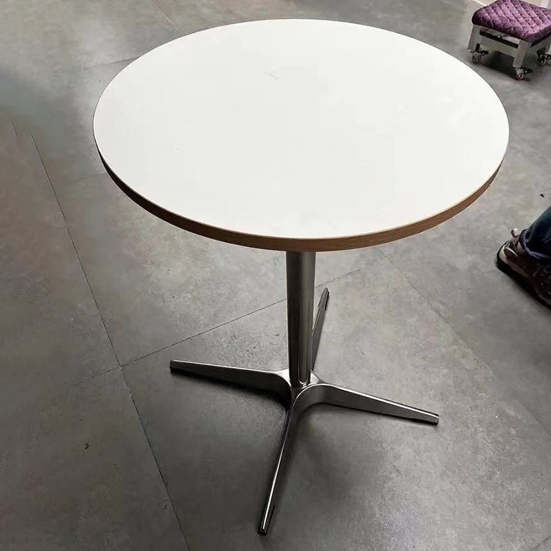 Moderner minimalistischer runder Esstisch aus Sperrholz, Edelstahl und Aluminium mit 1 Ablage für Esszimmer &amp; Küche 