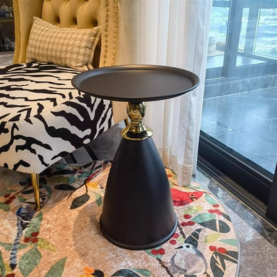 Table d'extrémité en métal en acier inoxydable en forme de cône rond scandinave contemporain à 1 niveau pour salon 