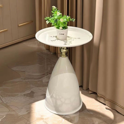 Table d'extrémité en métal en acier inoxydable en forme de cône rond scandinave contemporain à 1 niveau pour salon 