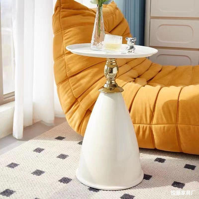 Table d'extrémité en métal en acier inoxydable en forme de cône rond scandinave contemporain à 1 niveau pour salon 