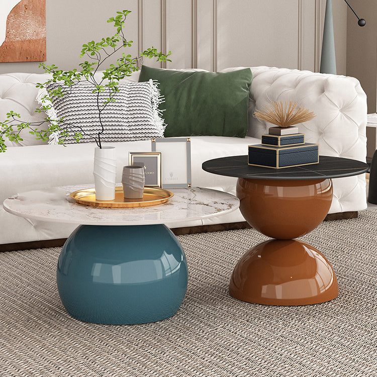 Zeitgenössischer kreativer Creme-Orb-Runder-Halb-Rund-Felsen-Platten-Metall-Beistelltisch 1-stufig für Wohnzimmer 