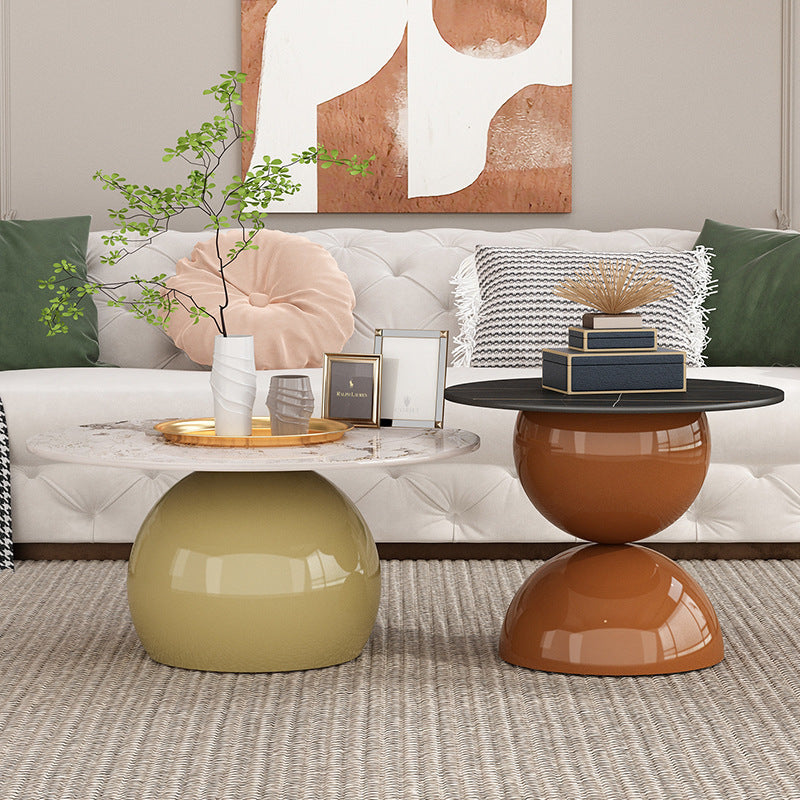 Zeitgenössischer kreativer Creme-Orb-Runder-Halb-Rund-Felsen-Platten-Metall-Beistelltisch 1-stufig für Wohnzimmer 