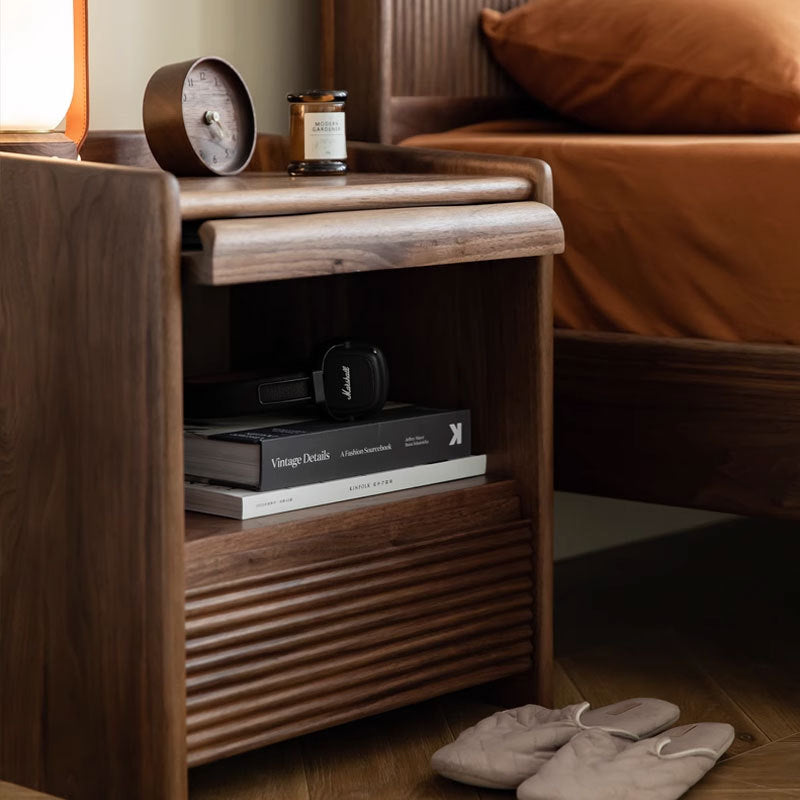 Table de nuit moderne minimaliste à rayures carrées en bois massif avec 1 tiroir pour chambre 
