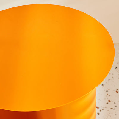 Table d'appoint ronde contemporaine scandinave en fer à une étagère pour salon 