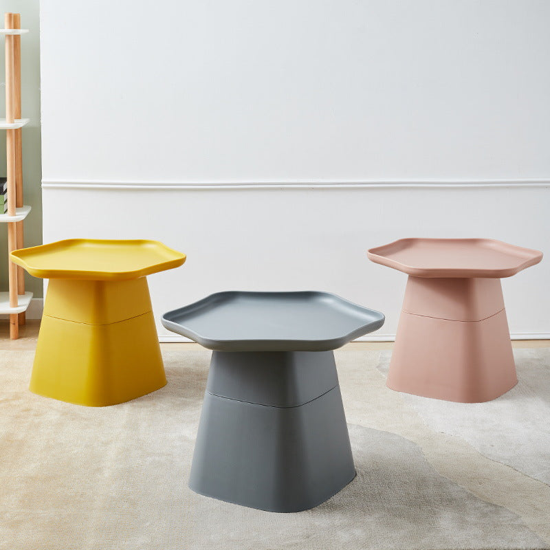 Moderner minimalistischer sechseckiger quadratischer Kegel-PP-Beistelltisch 1-stufig für das Wohnzimmer 