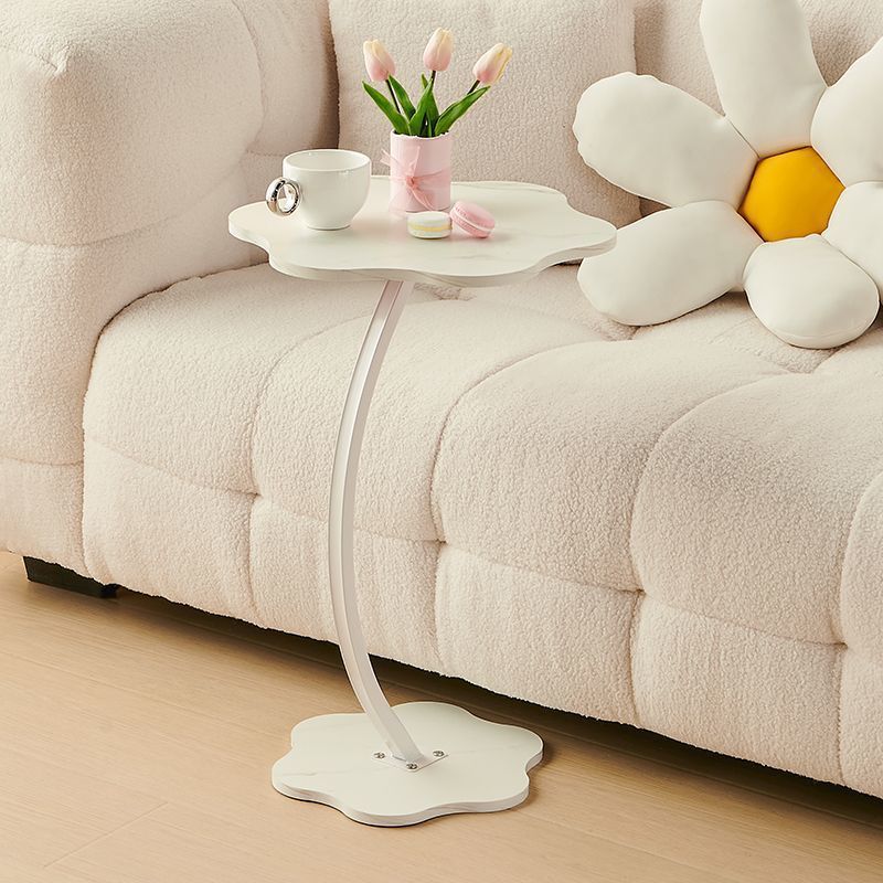 Zeitgenössischer nordischer Blumen gebogener MDF-Stahl-Metall-Beistelltisch für das Wohnzimmer 