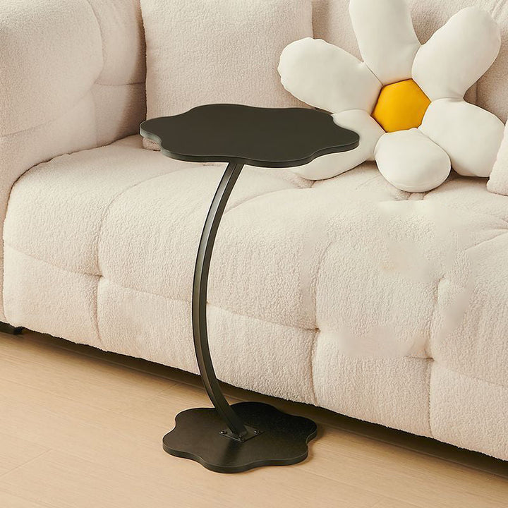 Zeitgenössischer nordischer Blumen gebogener MDF-Stahl-Metall-Beistelltisch für das Wohnzimmer 