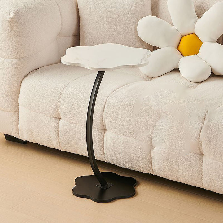 Zeitgenössischer nordischer Blumen gebogener MDF-Stahl-Metall-Beistelltisch für das Wohnzimmer 