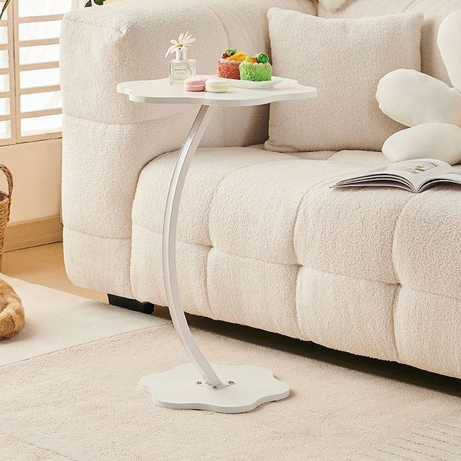 Zeitgenössischer nordischer Blumen gebogener MDF-Stahl-Metall-Beistelltisch für das Wohnzimmer 
