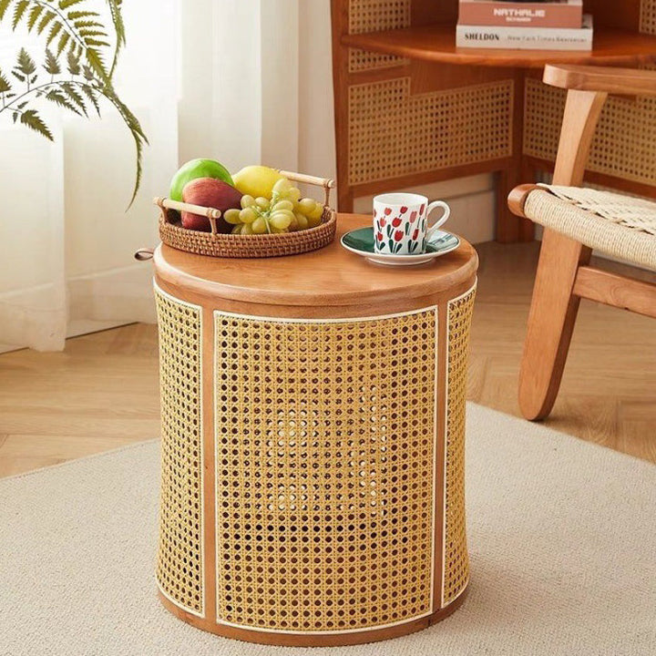 Traditioneller japanischer Beistelltisch aus gewebtem Kunststoff-Rattan und Kautschukholz in runder Zylinderform mit 1 Stauraumfach und Abdeckung für das Wohnzimmer 