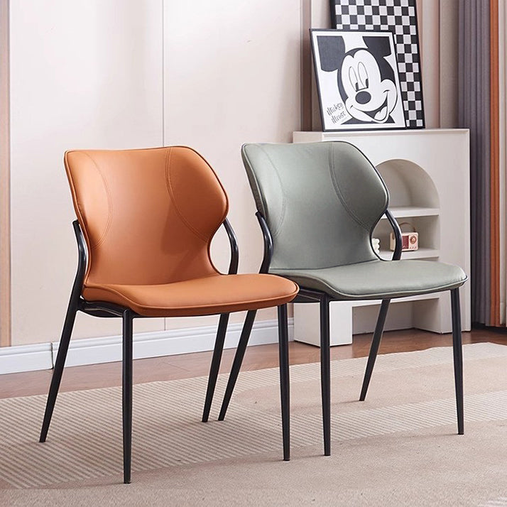 Chaise de salle à manger contemporaine nordique en faux cuir avec dossier en acier au carbone sans accoudoirs pour salle à manger 