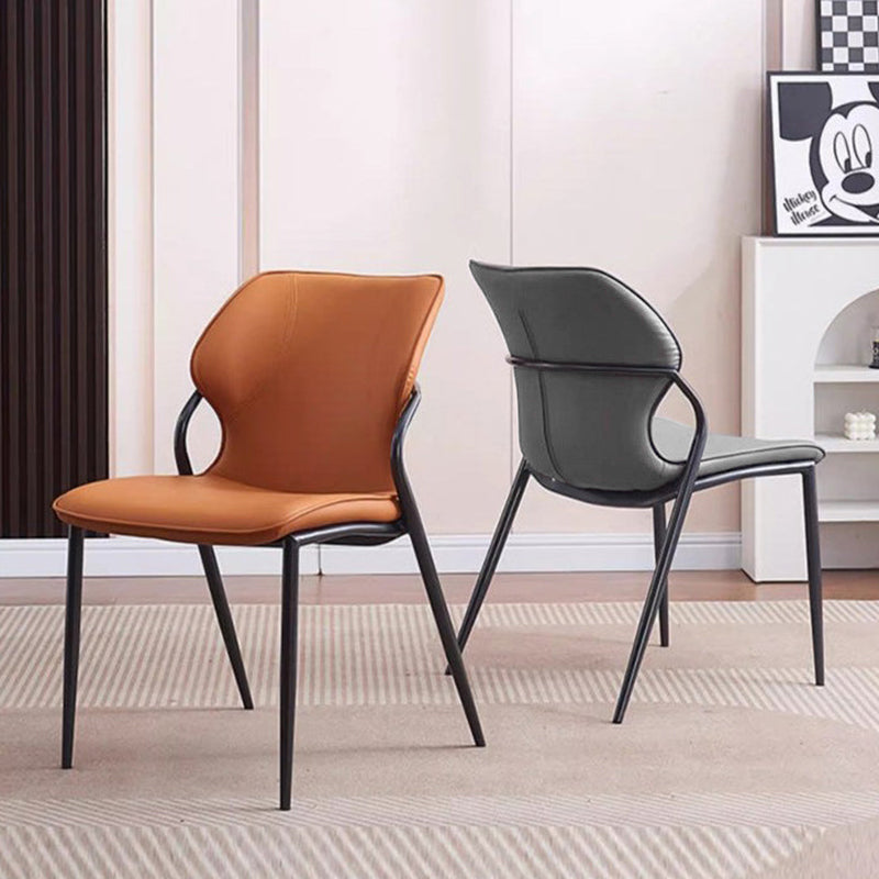 Chaise de salle à manger contemporaine nordique en faux cuir avec dossier en acier au carbone sans accoudoirs pour salle à manger 