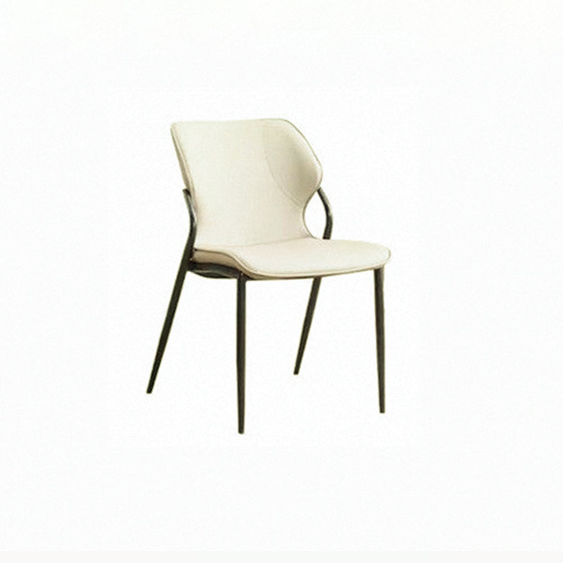 Chaise de salle à manger contemporaine nordique en faux cuir avec dossier en acier au carbone sans accoudoirs pour salle à manger 