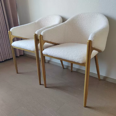 Zeitgenössischer luxuriöser runder Lammwollstuhl mit Edelstahlbeinen, Rückenlehne und Armlehne für das Esszimmer 