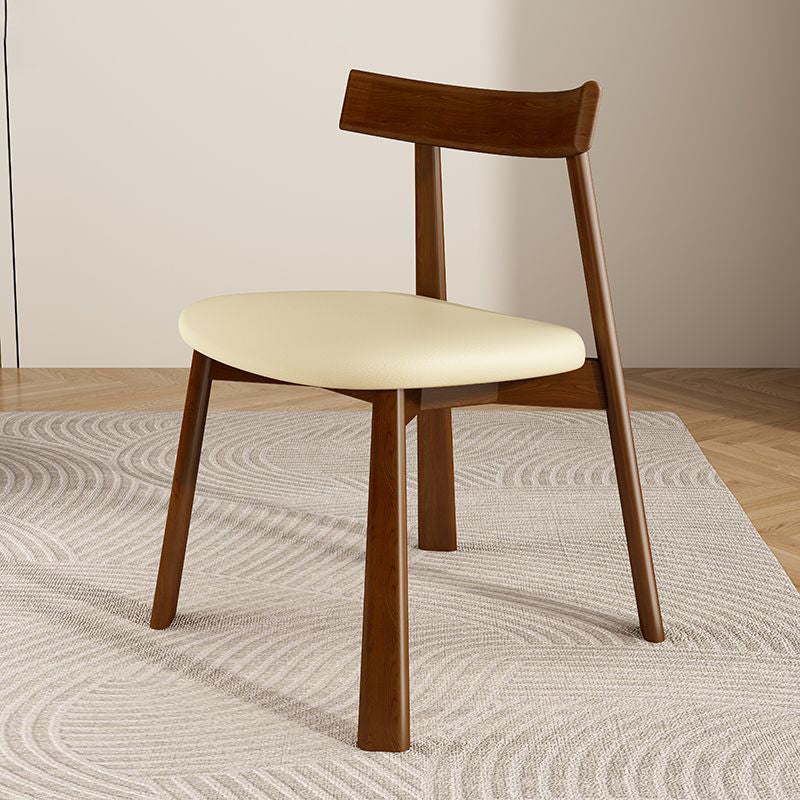 Moderner schlichter Esszimmerstuhl aus Gummibaumholz mit quadratischer Rückenlehne und Kunstlederbezug für das Esszimmer 