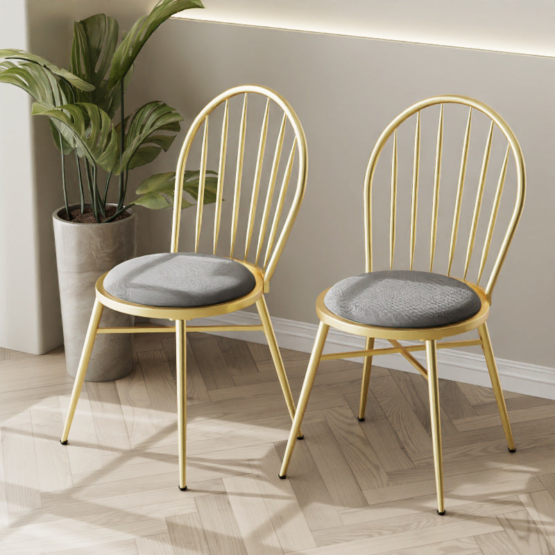 Silla de comedor contemporánea nórdica con respaldo hueco y estructura de acero al carbono tapizada para comedor 
