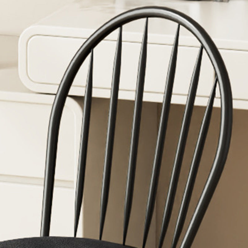 Silla de comedor contemporánea nórdica con respaldo hueco y estructura de acero al carbono tapizada para comedor 
