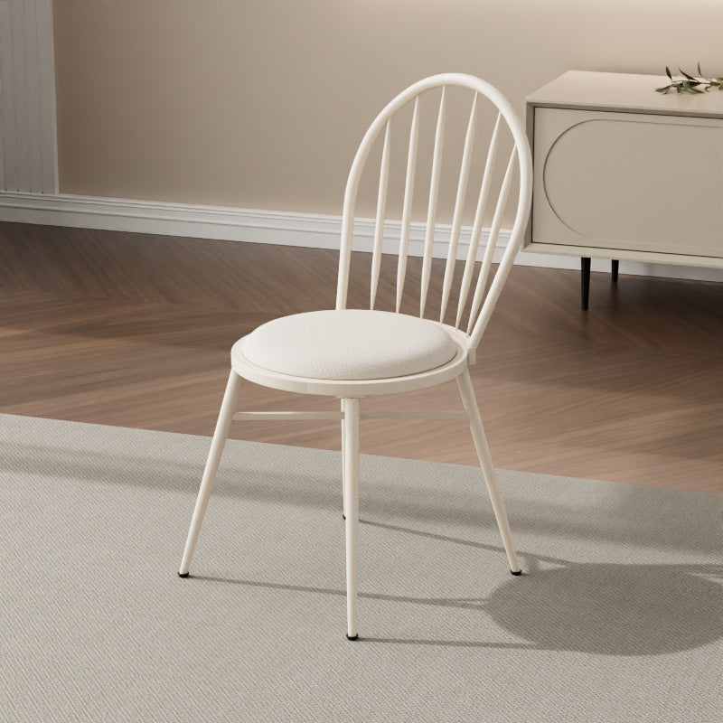 Silla de comedor contemporánea nórdica con respaldo hueco y estructura de acero al carbono tapizada para comedor 