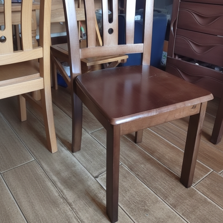 Traditioneller chinesischer Esszimmerstuhl aus Massivholz mit durchbrochener Rückenlehne für das Esszimmer 