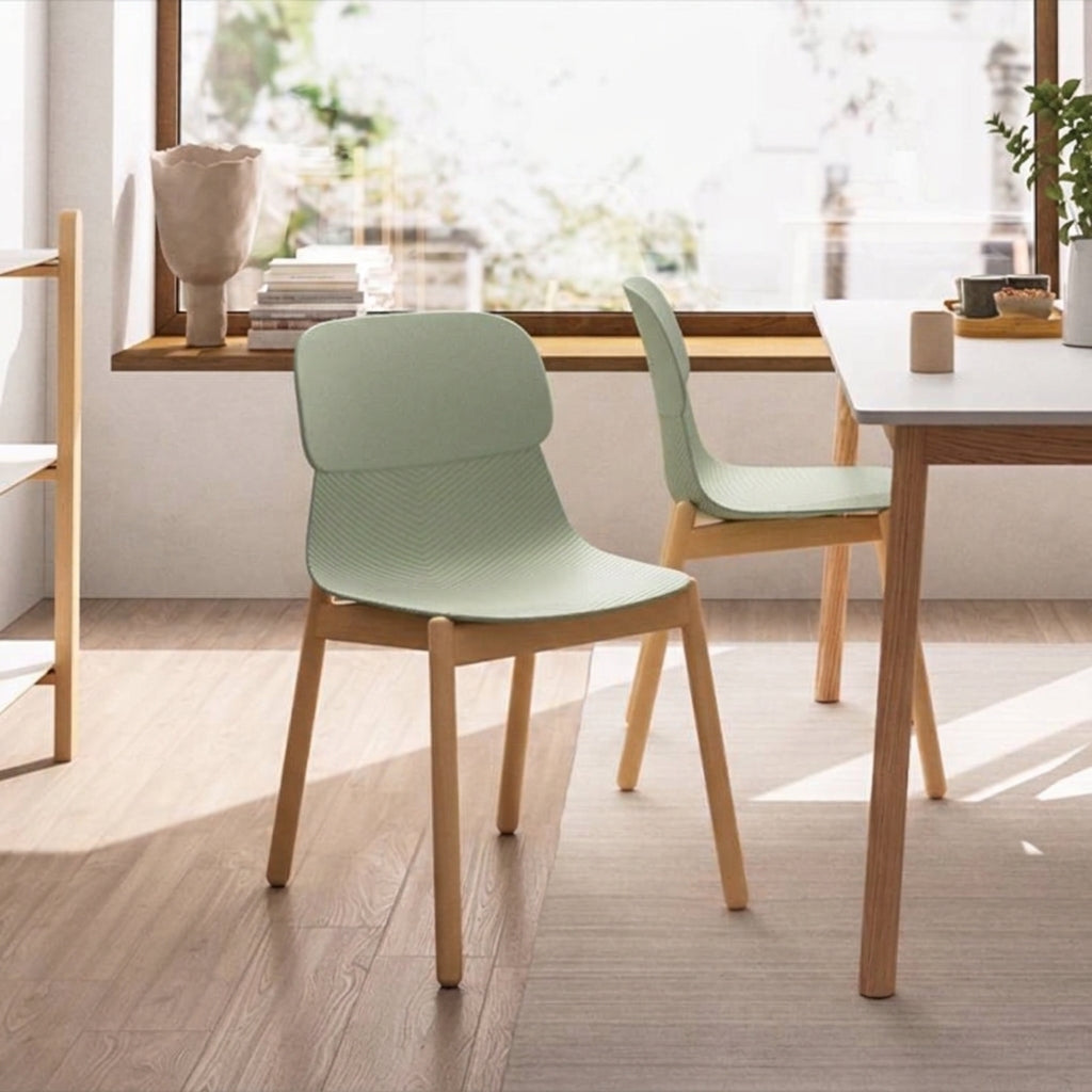 Modern Minimalist PP Dining Chair With Ergonomic Curved Back &amp; Solid Beech Wood Legs - Textured Side Chair For Dining Room, Kitchen &amp; Home Office