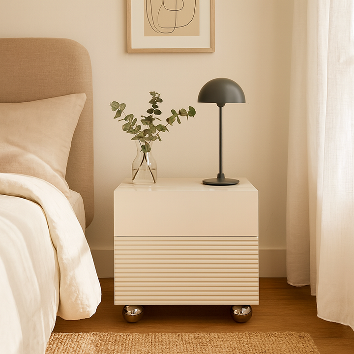 Table de chevet moderne minimaliste avec pieds en métal poli - table de nuit à 2 tiroirs nervurés pour chambre à coucher 