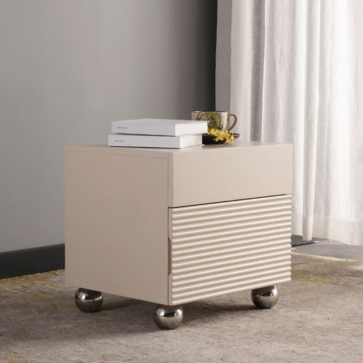 Table de chevet moderne minimaliste avec pieds en métal poli - table de nuit à 2 tiroirs nervurés pour chambre à coucher 