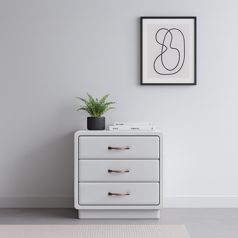Cabinet de chevet moderne en faux cuir ivoire doux - table de nuit avec poignées en métal doré et 3 tiroirs pour chambre à coucher 