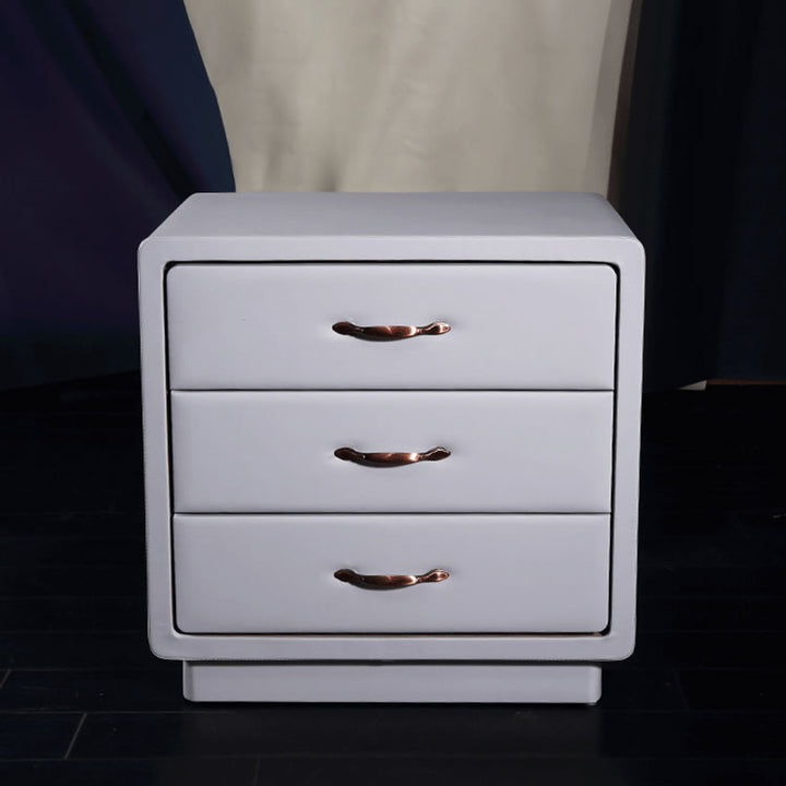 Cabinet de chevet moderne en faux cuir ivoire doux - table de nuit avec poignées en métal doré et 3 tiroirs pour chambre à coucher 