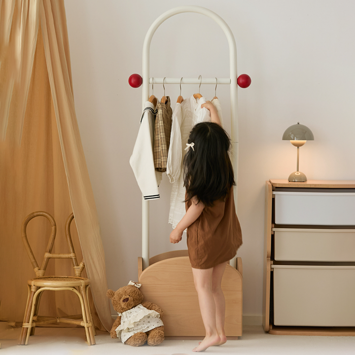 Platzsparender Kleiderständer für Kinder - Garderobe für Eingangsbereich &amp; Flur mit verstellbarem Rahmen aus Carbonstahl und Sockel aus Buchenholz 