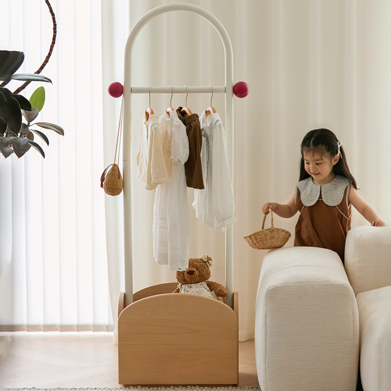 Platzsparender Kleiderständer für Kinder - Garderobe für Eingangsbereich &amp; Flur mit verstellbarem Rahmen aus Carbonstahl und Sockel aus Buchenholz 