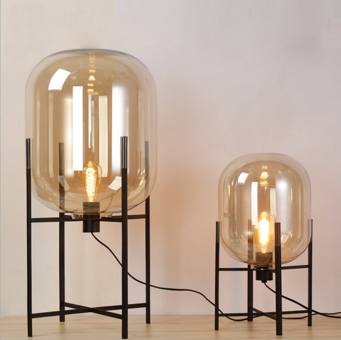 Abgerundete Vollglas-Kurven-Stehlampe mit Metallfuß - Kreative stilvolle Akzentbeleuchtung für das Wohnzimmer 