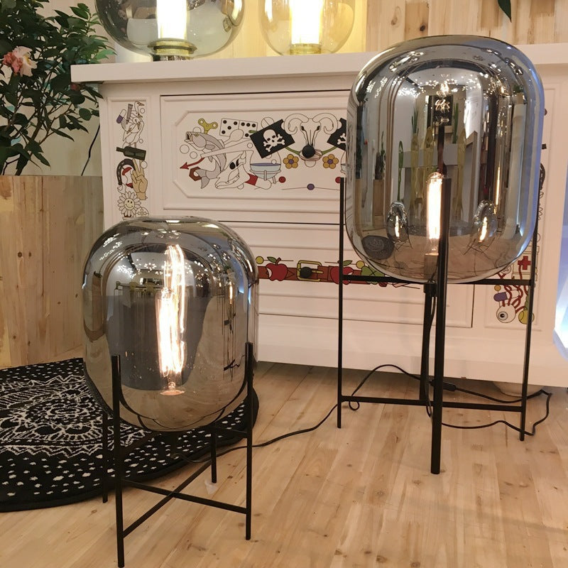 Abgerundete Vollglas-Kurven-Stehlampe mit Metallfuß - Kreative stilvolle Akzentbeleuchtung für das Wohnzimmer 
