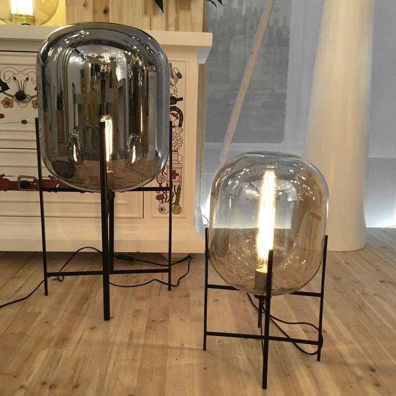Abgerundete Vollglas-Kurven-Stehlampe mit Metallfuß - Kreative stilvolle Akzentbeleuchtung für das Wohnzimmer 