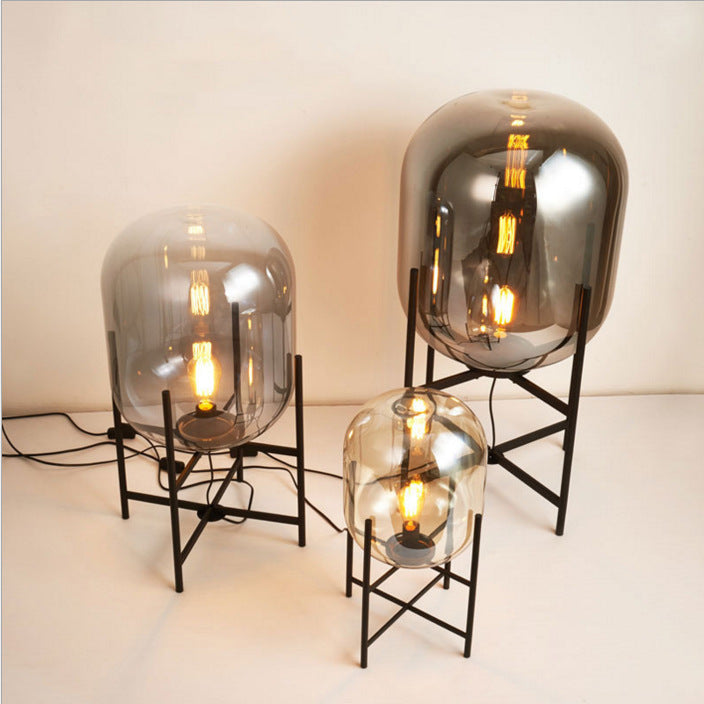 Abgerundete Vollglas-Kurven-Stehlampe mit Metallfuß - Kreative stilvolle Akzentbeleuchtung für das Wohnzimmer 