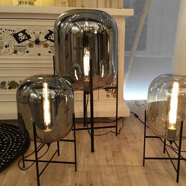 Abgerundete Vollglas-Kurven-Stehlampe mit Metallfuß - Kreative stilvolle Akzentbeleuchtung für das Wohnzimmer 