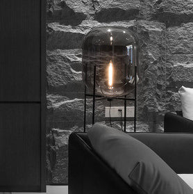 Abgerundete Vollglas-Kurven-Stehlampe mit Metallfuß - Kreative stilvolle Akzentbeleuchtung für das Wohnzimmer 