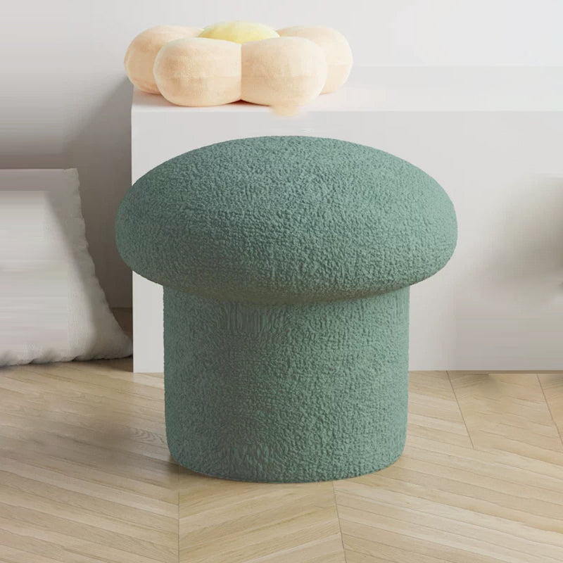 Moderner minimalistischer Zylinder-Hocker in Pilzform aus Sherpa-Fleece und Holz für den Schminktisch im Schlafzimmer 