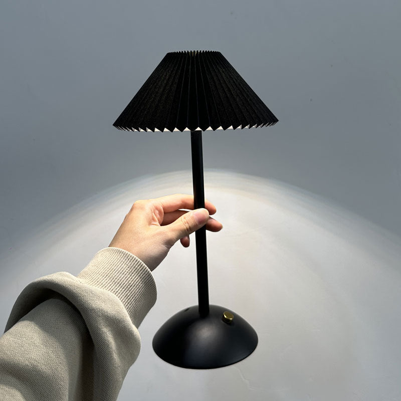 Lámpara de mesa contemporánea escandinava recargable de tela cónica plisada de 1 luz para mesita de noche 