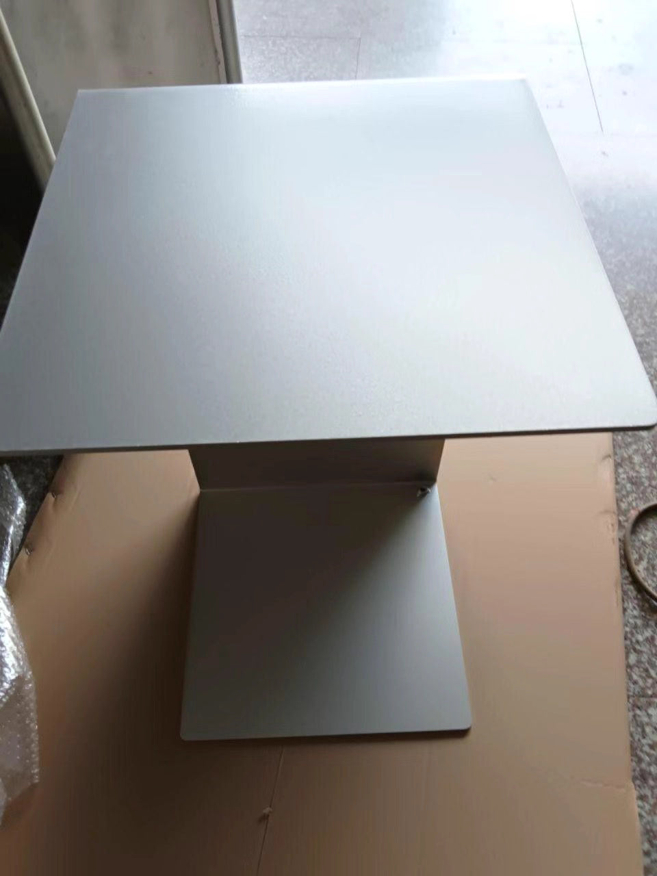 Moderner minimalistischer geometrischer Beistelltisch aus Karbonstahl, 2 Ebenen, für das Wohnzimmer 