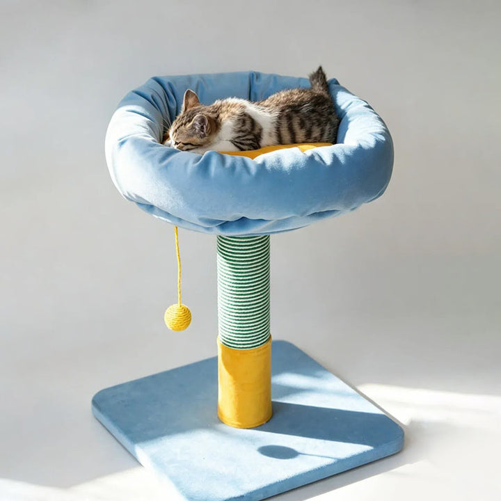 Árbol rascador pequeño para gatos estilo nórdico crema - torre para gatos con estructura de tablero de partículas, terciopelo y pelota colgante de sisal para sala de estar 
