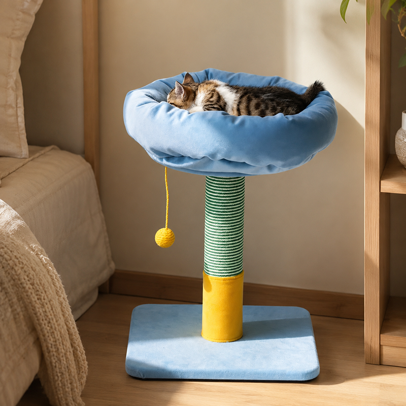 Árbol rascador pequeño para gatos estilo nórdico crema - torre para gatos con estructura de tablero de partículas, terciopelo y pelota colgante de sisal para sala de estar 