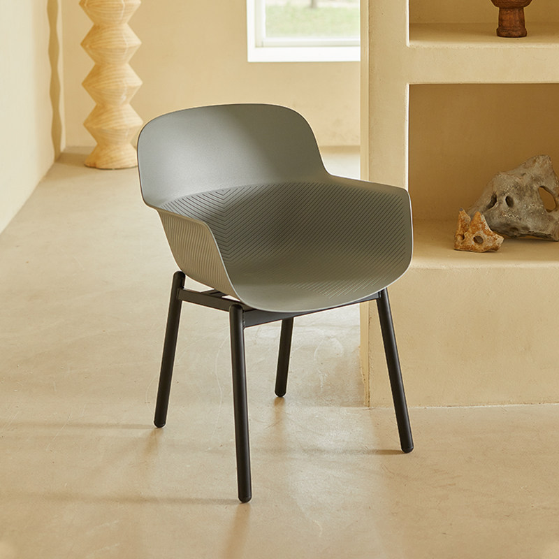 Contemporary Scandinavian Dining Chair - V-Shaped Textured PP Shell &amp; Black Steel Legs Backrest Armrest Chair For Dining Room
