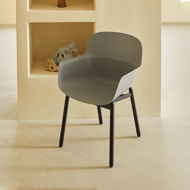 Contemporary Scandinavian Dining Chair - V-Shaped Textured PP Shell &amp; Black Steel Legs Backrest Armrest Chair For Dining Room