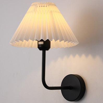 Zeitgenössische Einfachheit Plissee Kegel Eisen Stoff 1-Licht Wandleuchte Lampe für Wohnzimmer 