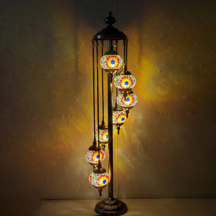 Lámpara de pie de vidrio teñido de hierro con bola ovalada tradicional Tiffany de 5/7 luces para sala de estar 